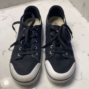 Keen sneakers Elsa iii size 9